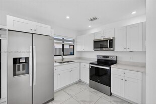 2492 SW 44th St in Miami, FL - Building Photo