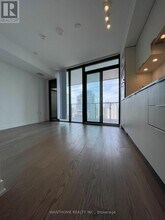 11 Wellesley St W in Toronto, ON - Building Photo - Building Photo