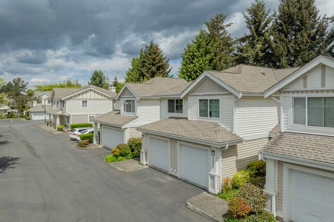 Promenade at the Lakes in Kent, WA - Building Photo - Building Photo