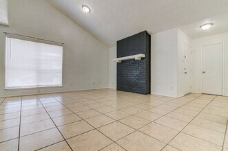1202 Westcott Dr in Round Rock, TX - Foto de edificio - Building Photo
