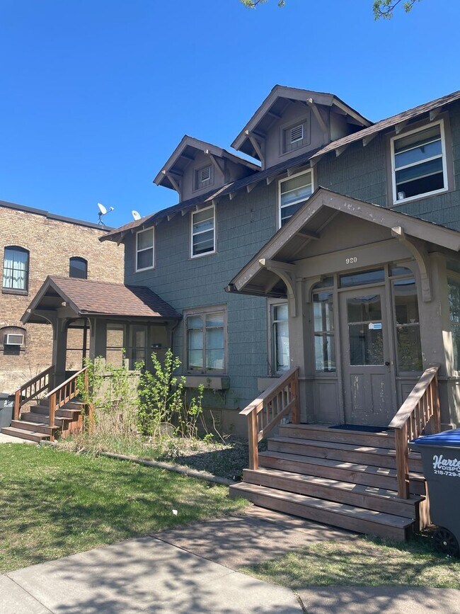 property at 920-922 E 4th St