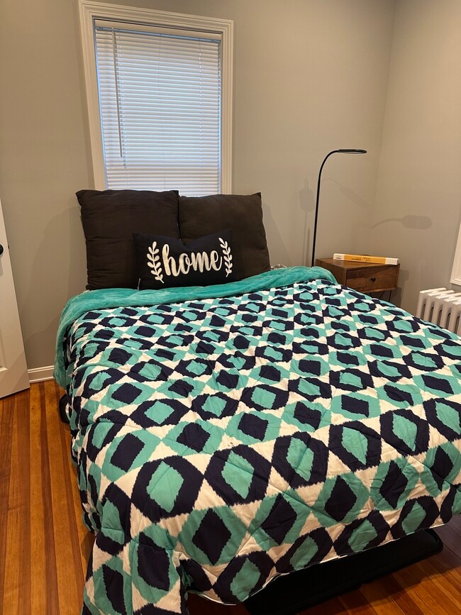 1243 Beacon St, Unit Large Room Shared Bath in Brookline, MA - Building Photo - Building Photo