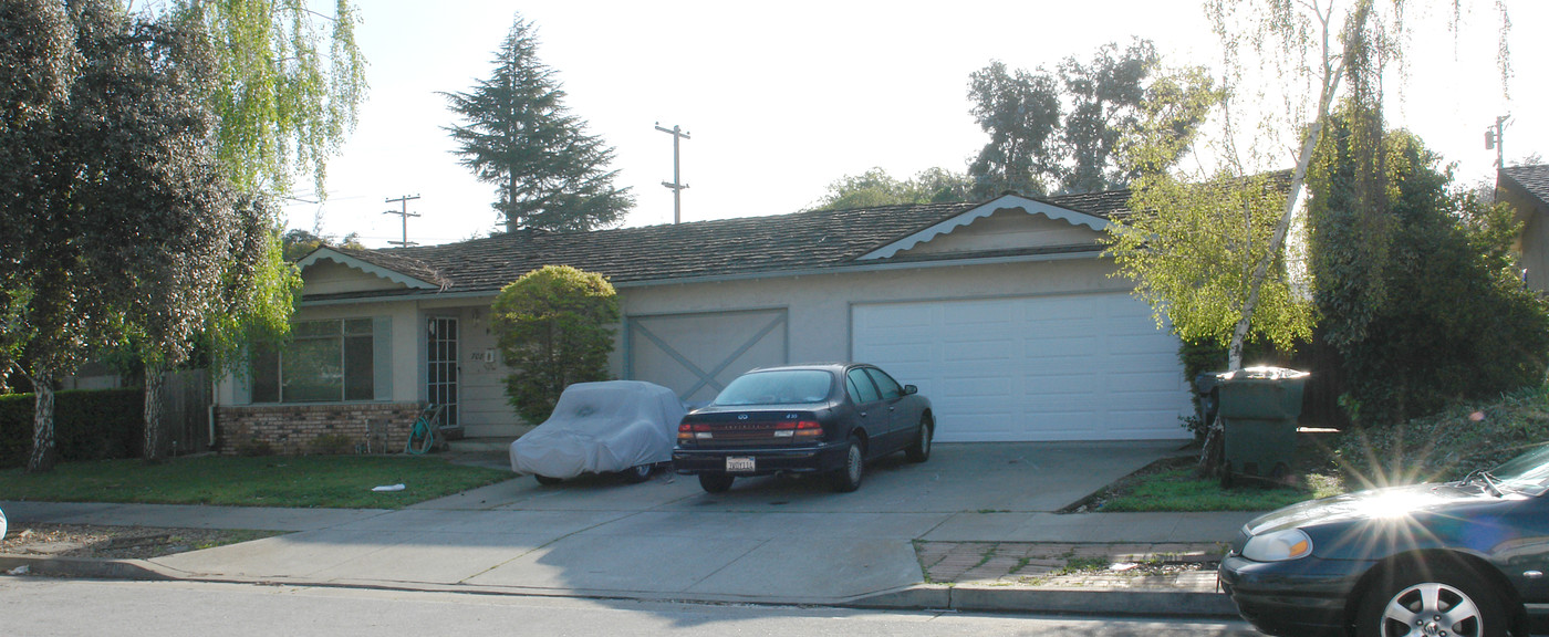 708-710 Golden Oak Dr in Sunnyvale, CA - Building Photo