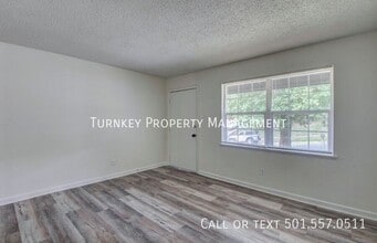 319 Malibu Dr in Little Rock, AR - Foto de edificio - Building Photo