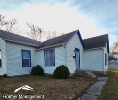724 E Crawford St in Clay Center, KS - Building Photo