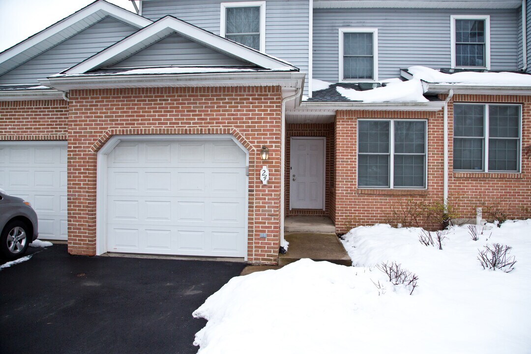 1460 Blue Course Dr, Unit 24 in State College, PA - Foto de edificio