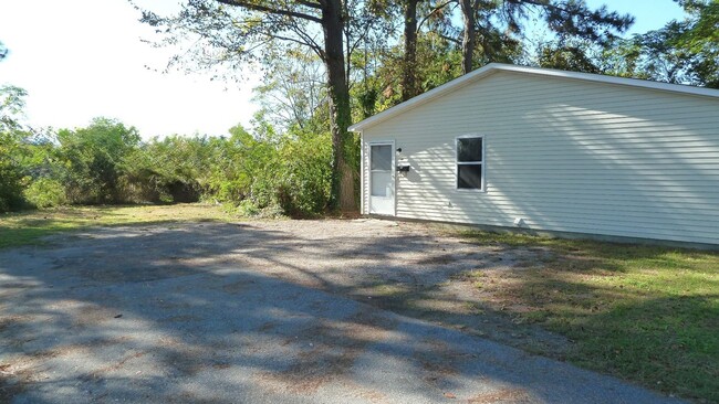 525 Madrin St in Elizabeth City, NC - Foto de edificio - Building Photo