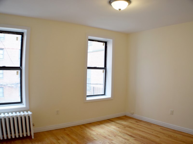 319 E 95th St in New York, NY - Building Photo