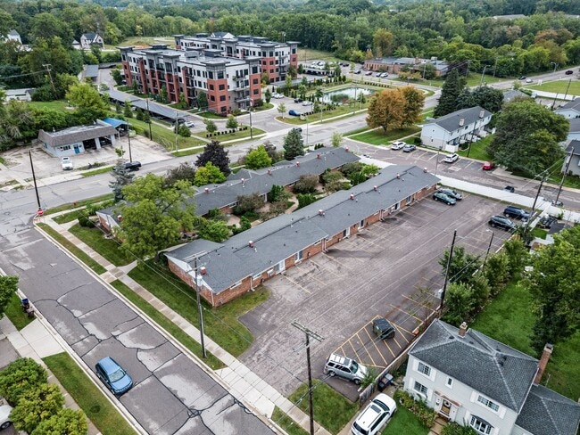 Plymouth Gardens Apartments in Plymouth, MI - Foto de edificio - Building Photo