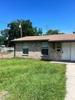 38413-38415 13th Ave in Zephyrhills, FL - Building Photo