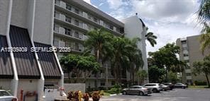 3100 W Rolling Hills Cir in Davie, FL - Building Photo - Building Photo