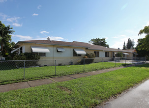 Sheridan Manor in Hollywood, FL - Foto de edificio - Building Photo