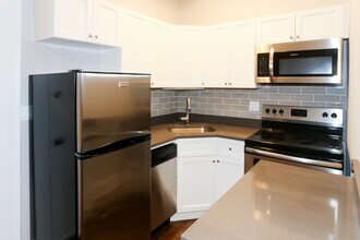 817 W Lakeside Pl, Unit 501 in Chicago, IL - Foto de edificio - Building Photo