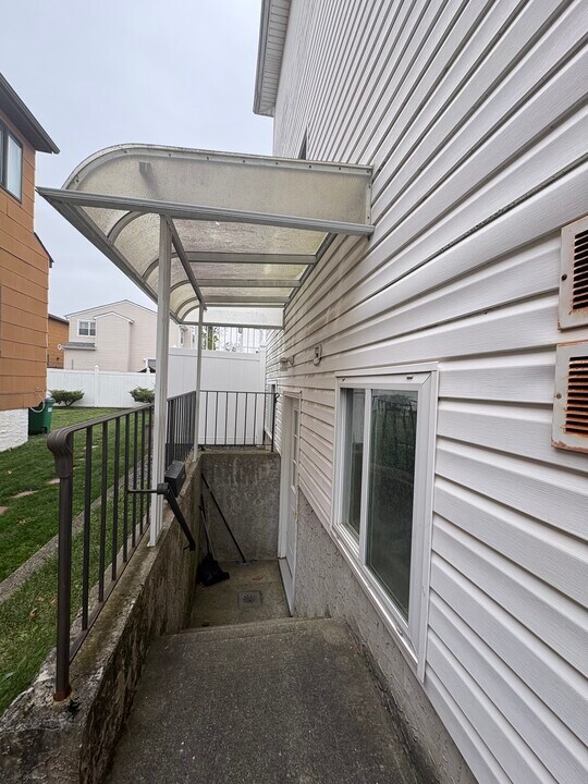 273 Eltingville Blvd, Unit side apartment in Staten Island, NY - Foto de edificio