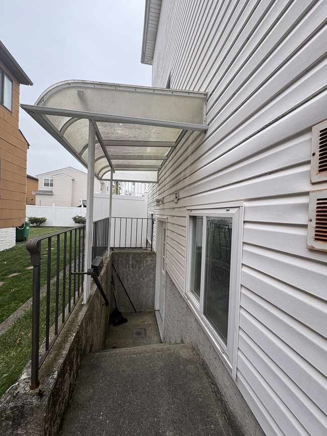 273 Eltingville Blvd, Unit side apartment