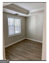 8592 Roswell Rd in Atlanta, GA - Foto de edificio - Building Photo