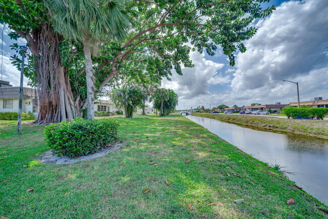 8 Valencia A in Delray Beach, FL - Building Photo - Building Photo