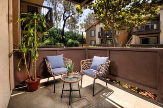 Bella Terra in Vista, CA - Foto de edificio - Building Photo