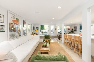 241 Windward Ave in Venice, CA - Foto de edificio - Building Photo