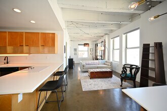 21 W 10th St in Kansas City, MO - Building Photo - Building Photo