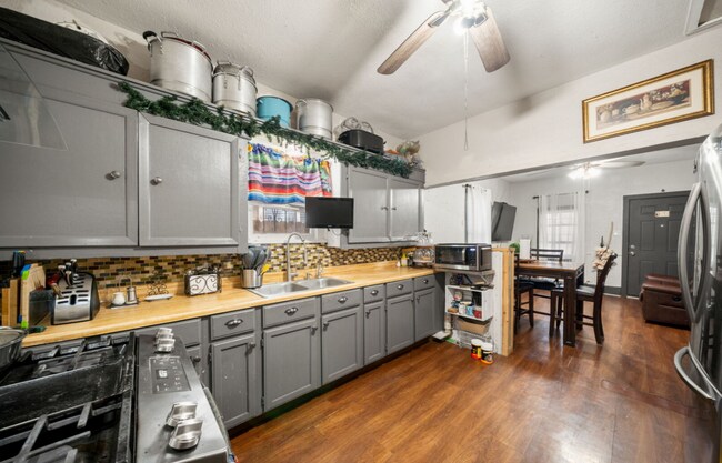 2332 E Houston St in San Antonio, TX - Building Photo - Building Photo
