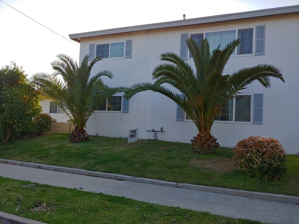 2241 N Naomi St in Burbank, CA - Foto de edificio