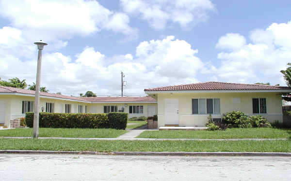 2251 SW 27th Ave in Miami, FL - Foto de edificio