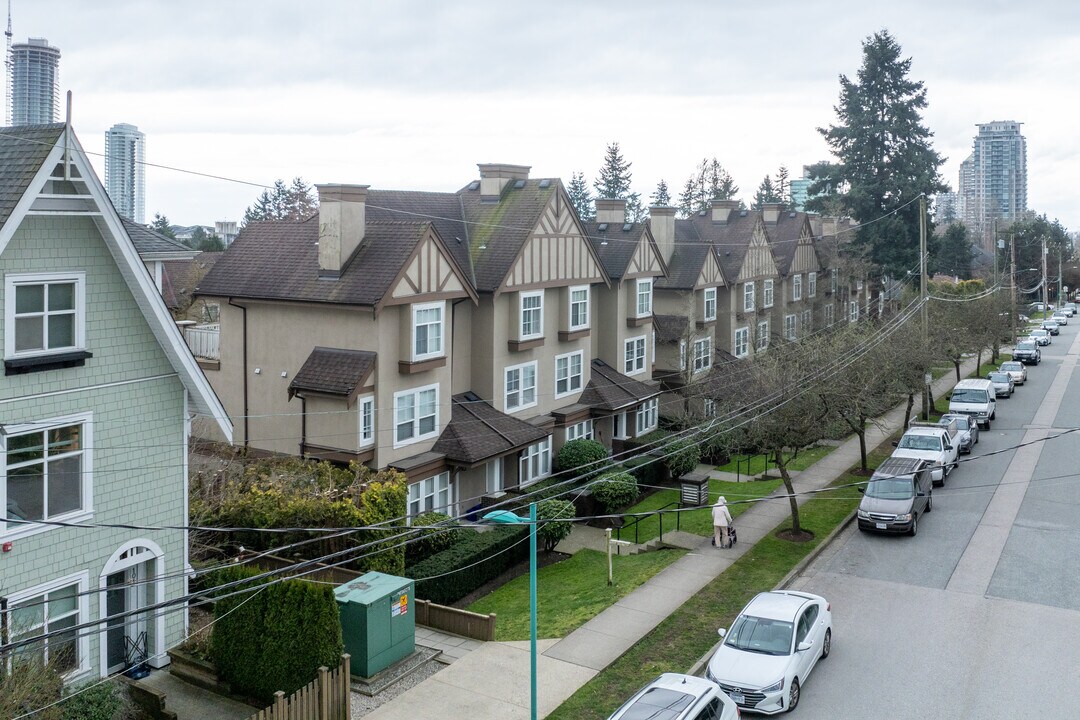 7238 18th Av in Burnaby, BC - Building Photo