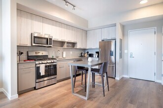 880 Pacific St in Stamford, CT - Building Photo - Building Photo