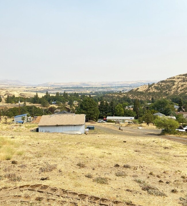 1161 Murray Dr W in The Dalles, OR - Building Photo - Building Photo