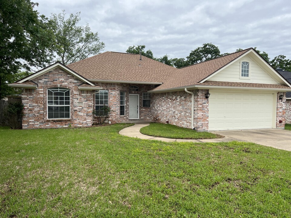 3114 Pleasant Forest Dr in College Station, TX - Building Photo