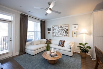 Station 18 in Buford, GA - Foto de edificio - Interior Photo
