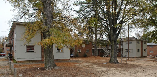 1704 Hillcrest Dr in Durham, NC - Foto de edificio - Building Photo