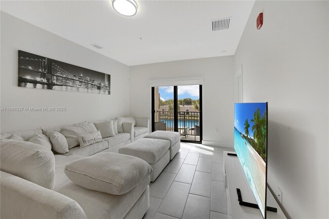 8167 NW 41st St in Doral, FL - Foto de edificio - Building Photo