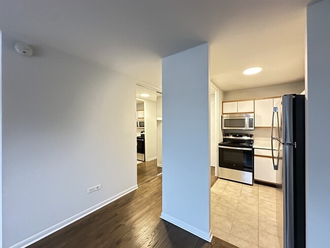 1350 N Dearborn St, Unit J05W in Chicago, IL - Building Photo - Building Photo