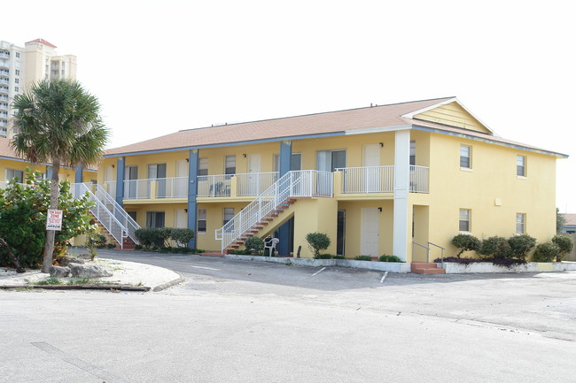 428-439 Auburn Dr in Daytona Beach, FL - Foto de edificio - Building Photo