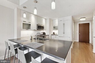 4960 Fairmont Ave in Bethesda, MD - Building Photo - Building Photo
