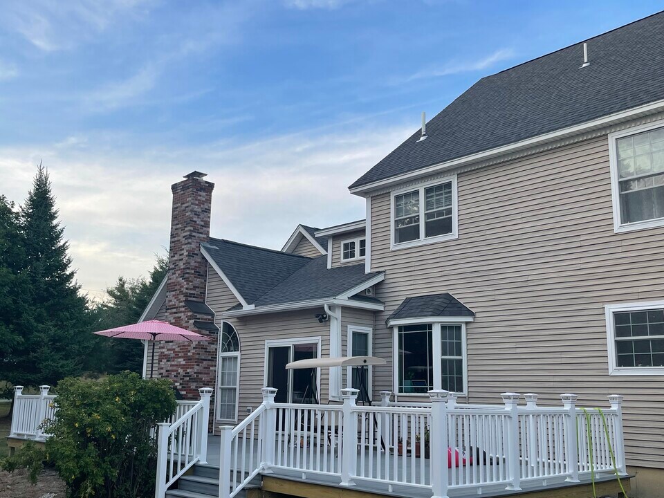 21 Longmeadow Dr in Veazie, ME - Foto de edificio