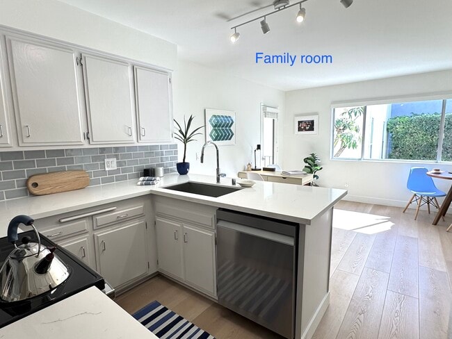 Sherman Oaks Apartments in Sherman Oaks, CA - Building Photo - Building Photo