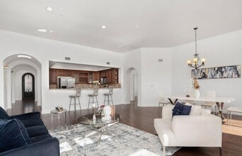 1835 S Barrington Ave, Unit 202 in Los Angeles, CA - Building Photo - Building Photo