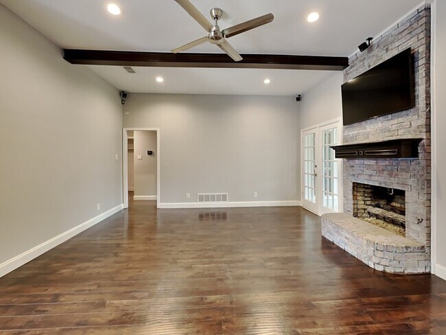 2216 Carmel Dr in Carrollton, TX - Building Photo - Building Photo