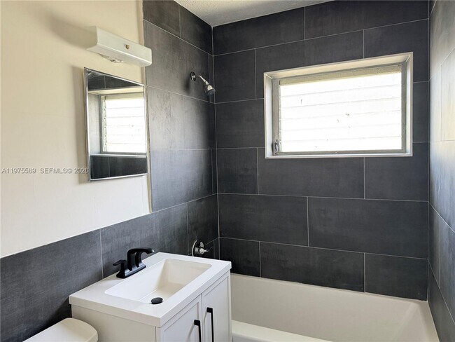 816 NE 10th St in Hallandale Beach, FL - Building Photo - Building Photo