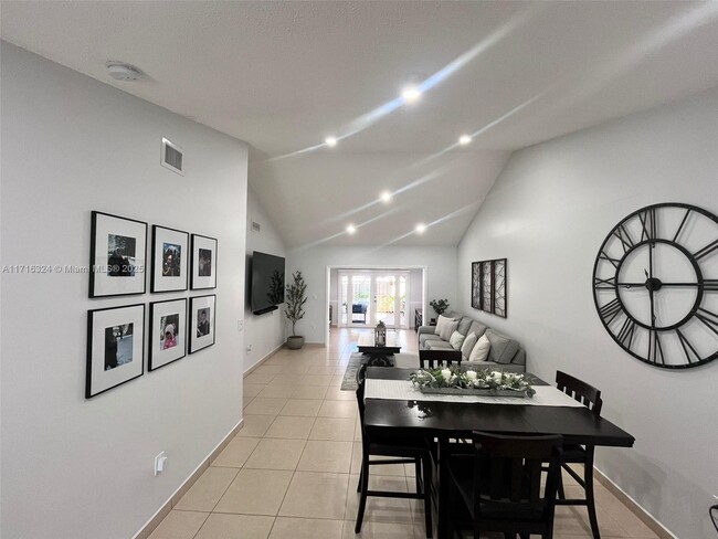 4533 SW 143rd Pl in Miami, FL - Foto de edificio - Building Photo