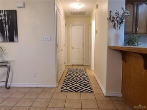 2102 Bahamas Dr in Edinburg, TX - Building Photo - Building Photo