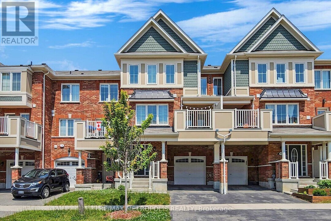 1054 Clipper Ln in Pickering, ON - Building Photo
