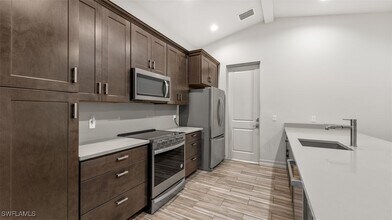 8720 Cypress Lake Dr in Ft. Myers, FL - Foto de edificio - Building Photo