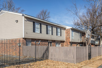 Shadowbrook in Memphis, TN - Building Photo - Building Photo