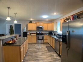 205 Evergreen Dr in Mary Esther, FL - Building Photo