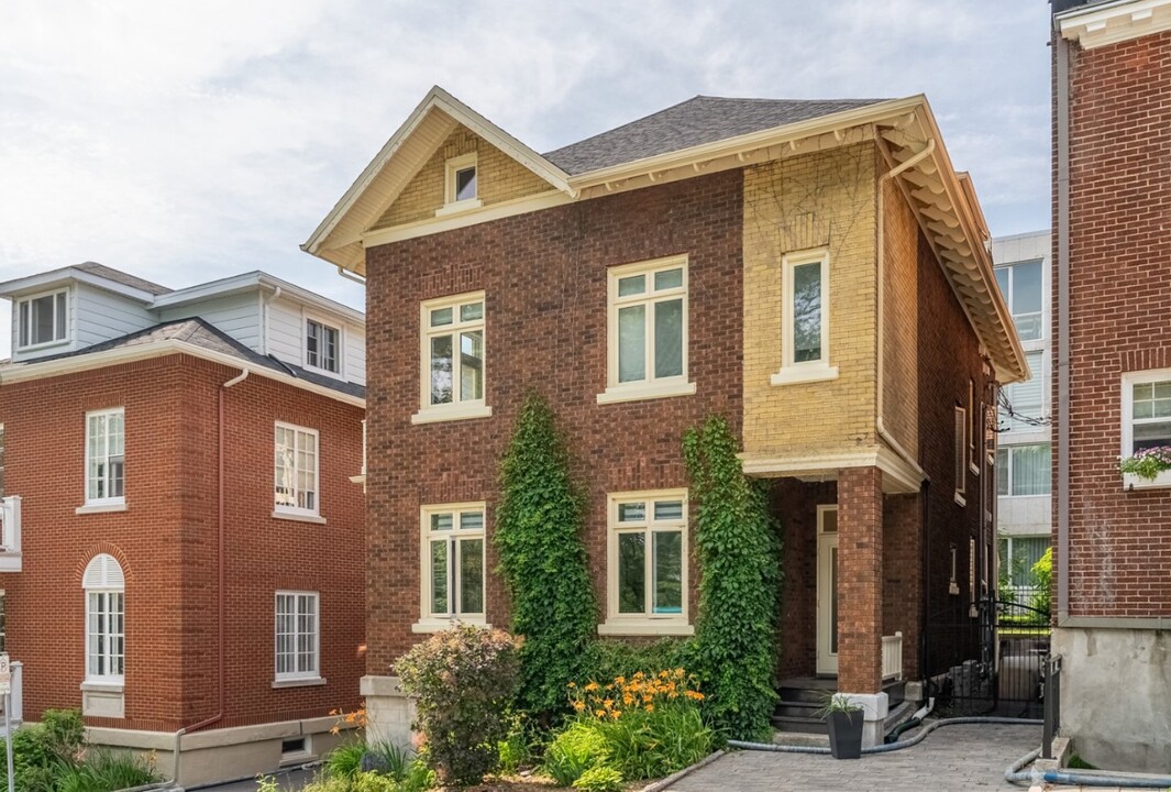 330 De Bernières Rue in Québec, QC - Building Photo