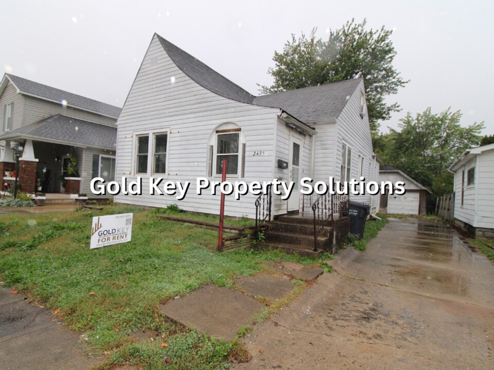 2435 Delaware St in Anderson, IN - Foto de edificio